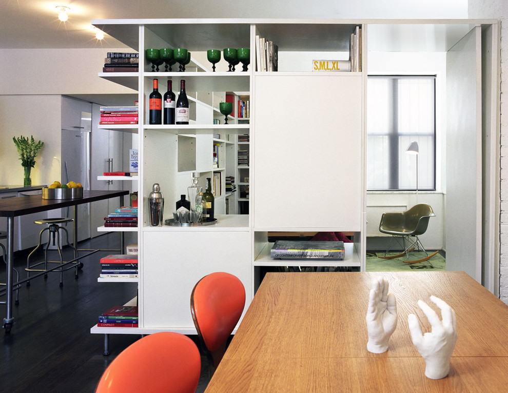 Idee per una sala da pranzo aperta verso la cucina minimalista con pareti bianche