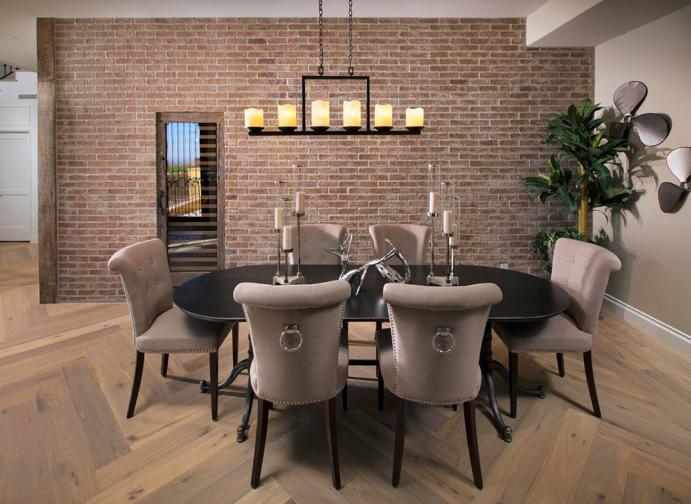 Aménagement d'une salle à manger classique avec un mur gris et un sol en bois brun.