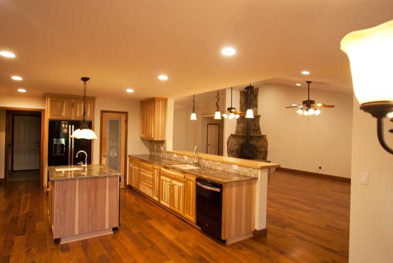 Idee per una sala da pranzo aperta verso la cucina country di medie dimensioni con pareti beige e pavimento in legno massello medio