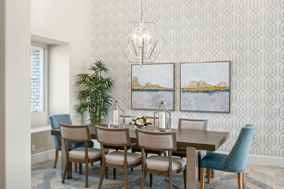 Идея дизайна: большая гостиная-столовая в стиле неоклассика (современная классика) с серыми стенами, полом из керамогранита и серым полом без камина