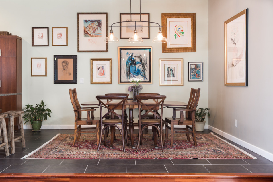 Immagine di una sala da pranzo aperta verso il soggiorno tradizionale di medie dimensioni con pareti grigie, pavimento in ardesia, nessun camino e pavimento grigio