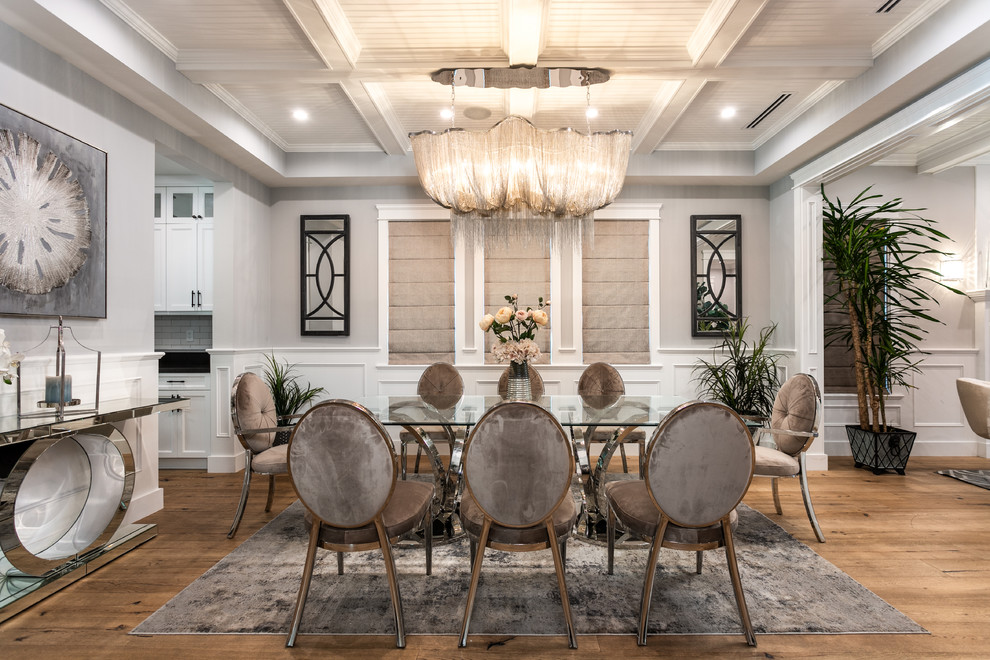 Imagen de comedor clásico renovado con paredes grises, suelo de madera en tonos medios y suelo marrón