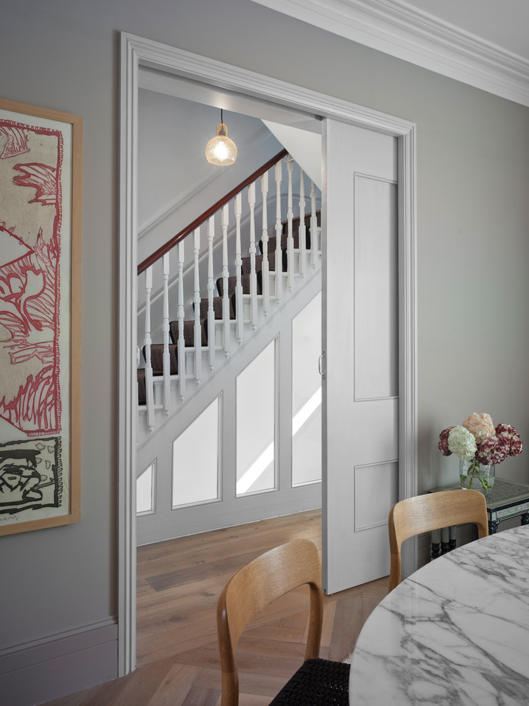 Offenes, Mittelgroßes Modernes Esszimmer mit grauer Wandfarbe, braunem Holzboden und braunem Boden in London