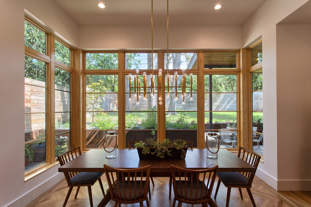 Modernes Esszimmer mit braunem Holzboden in Austin