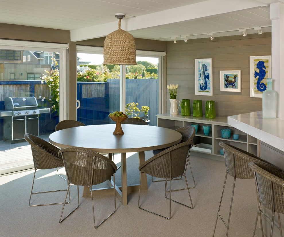 На фото: столовая в морском стиле с серыми стенами и ковровым покрытием