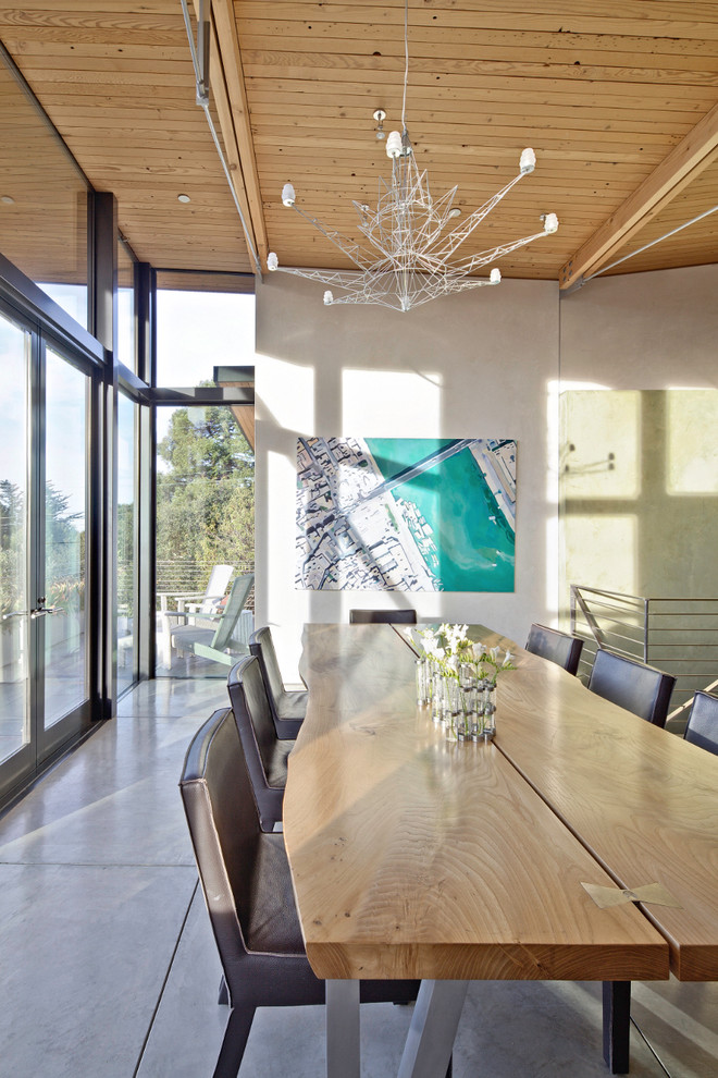 Свежая идея для дизайна: гостиная-столовая среднего размера в морском стиле с бетонным полом и белыми стенами без камина - отличное фото интерьера