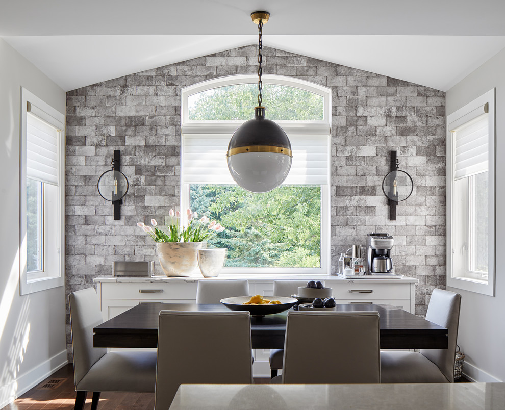 Große Landhaus Wohnküche ohne Kamin mit dunklem Holzboden, braunem Boden und grauer Wandfarbe in Ottawa
