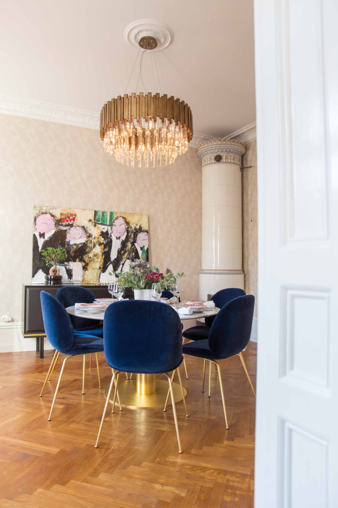 Modernes Esszimmer mit beiger Wandfarbe, braunem Holzboden und braunem Boden in London