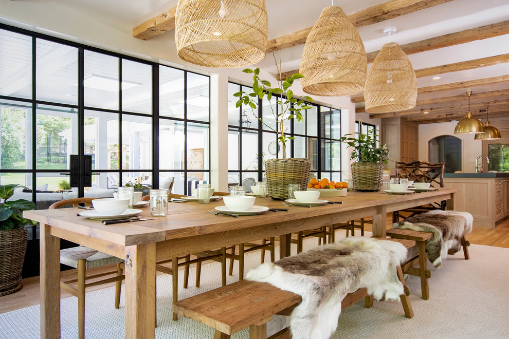 Esempio di una grande sala da pranzo aperta verso la cucina country con pareti bianche, pavimento marrone e pavimento in legno massello medio