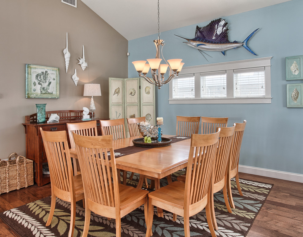 Cette image montre une salle à manger marine avec un mur bleu et éclairage.