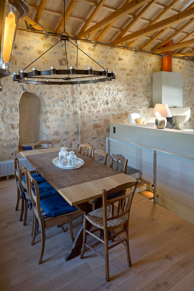 Inspiration pour une salle à manger méditerranéenne avec un sol en bois brun.