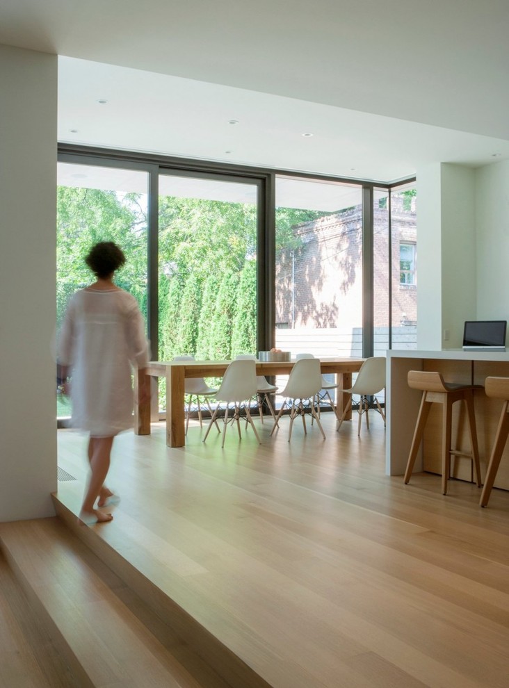 Mittelgroße Moderne Wohnküche mit weißer Wandfarbe und hellem Holzboden in Toronto