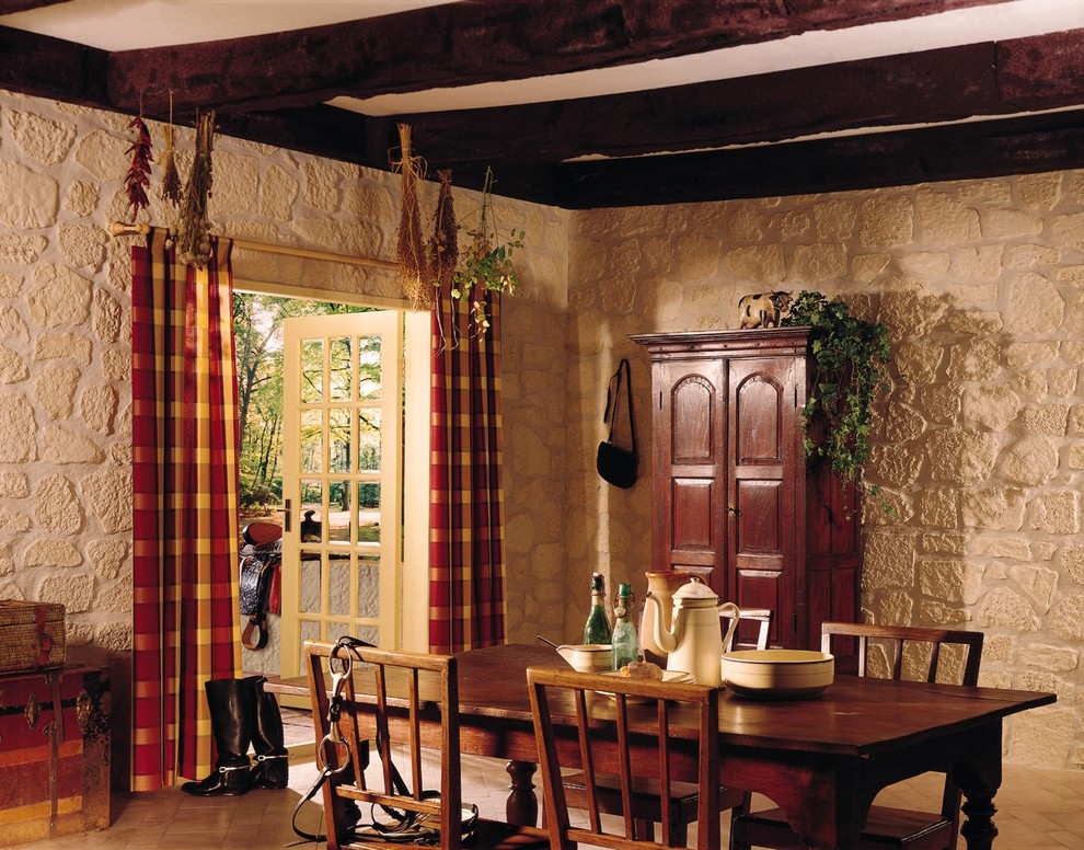 Foto di una piccola sala da pranzo aperta verso il soggiorno stile americano con pareti beige