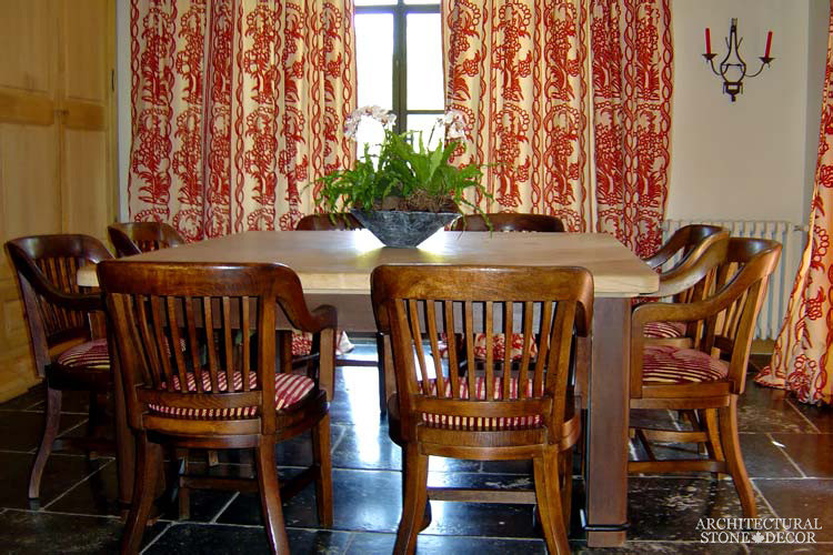 Immagine di una sala da pranzo aperta verso la cucina mediterranea di medie dimensioni