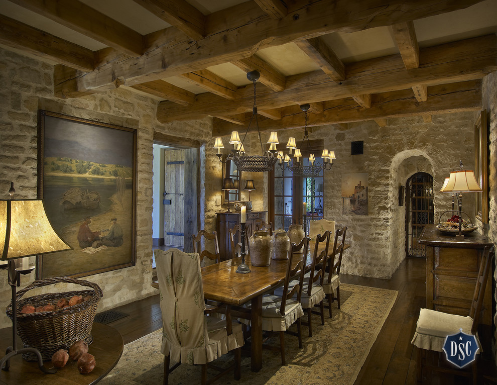 Foto på ett stort medelhavsstil kök med matplats, med mörkt trägolv och beige väggar