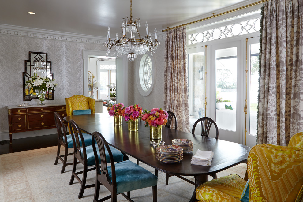Свежая идея для дизайна: столовая в классическом стиле с разноцветными стенами - отличное фото интерьера