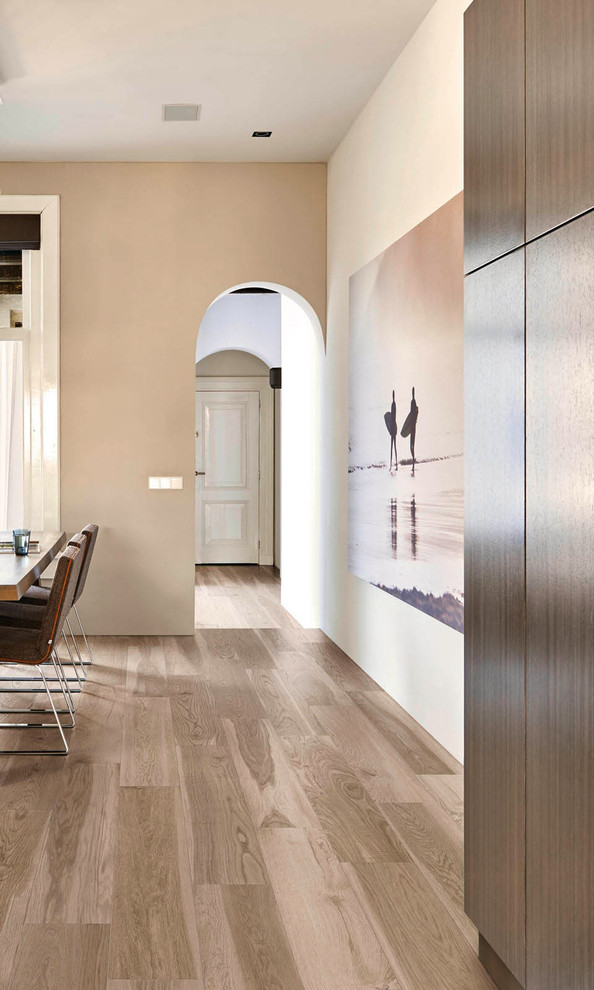 Ispirazione per una piccola sala da pranzo aperta verso la cucina design con pareti beige, pavimento in gres porcellanato e pavimento marrone