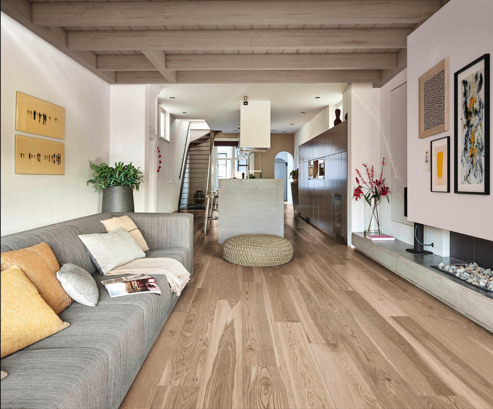Ispirazione per una piccola sala da pranzo aperta verso il soggiorno contemporanea con pareti beige, pavimento in gres porcellanato e pavimento marrone