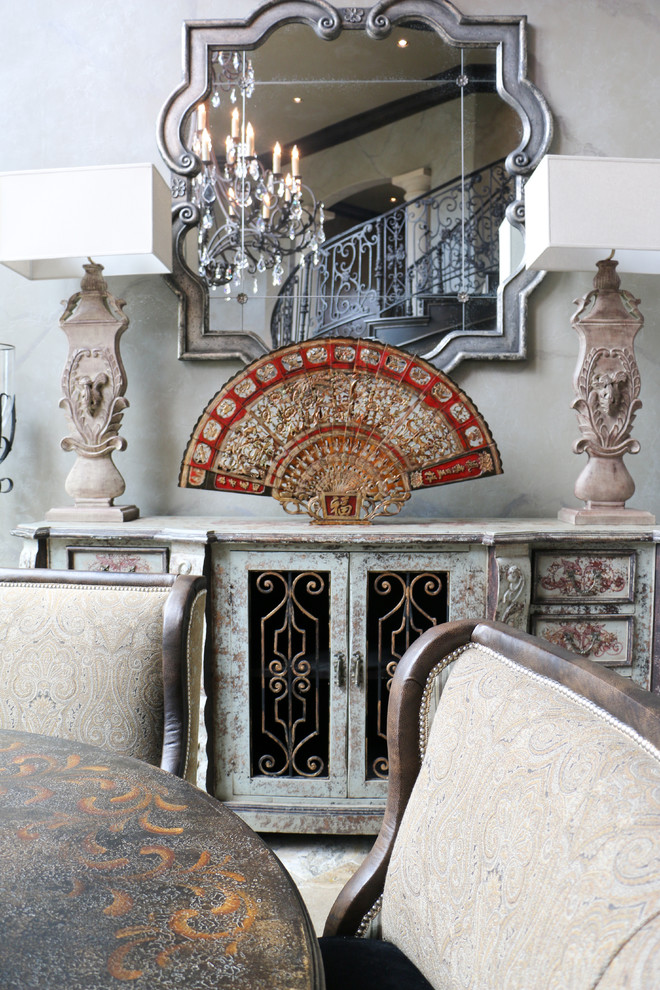 Inredning av en klassisk mellanstor matplats med öppen planlösning, med beige väggar och marmorgolv