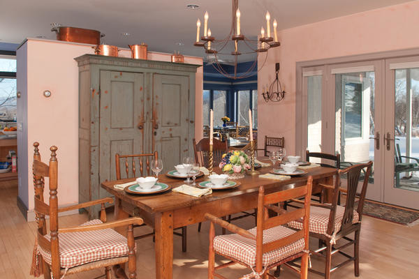 Cette image montre une salle à manger ouverte sur la cuisine chalet de taille moyenne avec parquet clair.