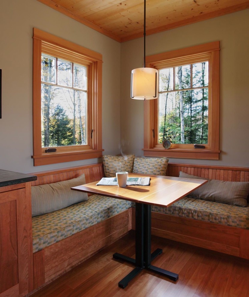 Immagine di una sala da pranzo stile rurale di medie dimensioni con pareti marroni, pavimento in legno massello medio, nessun camino e pavimento marrone