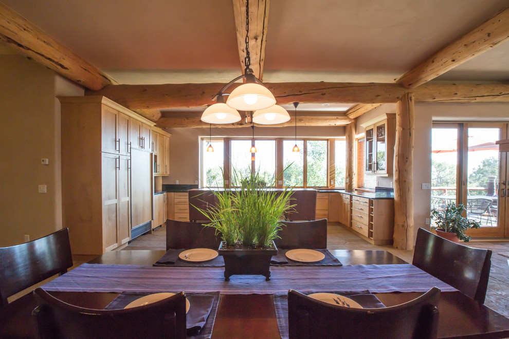Idee per una sala da pranzo aperta verso la cucina stile rurale di medie dimensioni con pavimento con piastrelle in ceramica