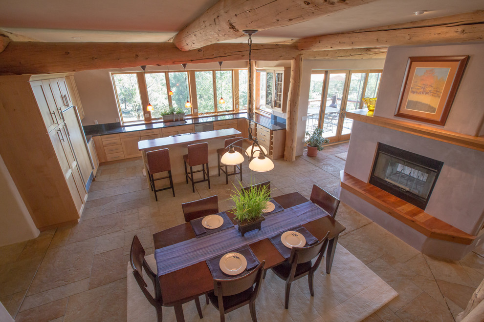 Mittelgroße Rustikale Wohnküche mit Keramikboden, Tunnelkamin, Kaminumrandung aus Beton, lila Wandfarbe und beigem Boden in Denver