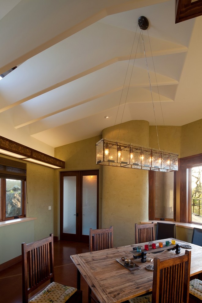 Стильный дизайн: гостиная-столовая среднего размера в стиле рустика с зелеными стенами и бетонным полом - последний тренд