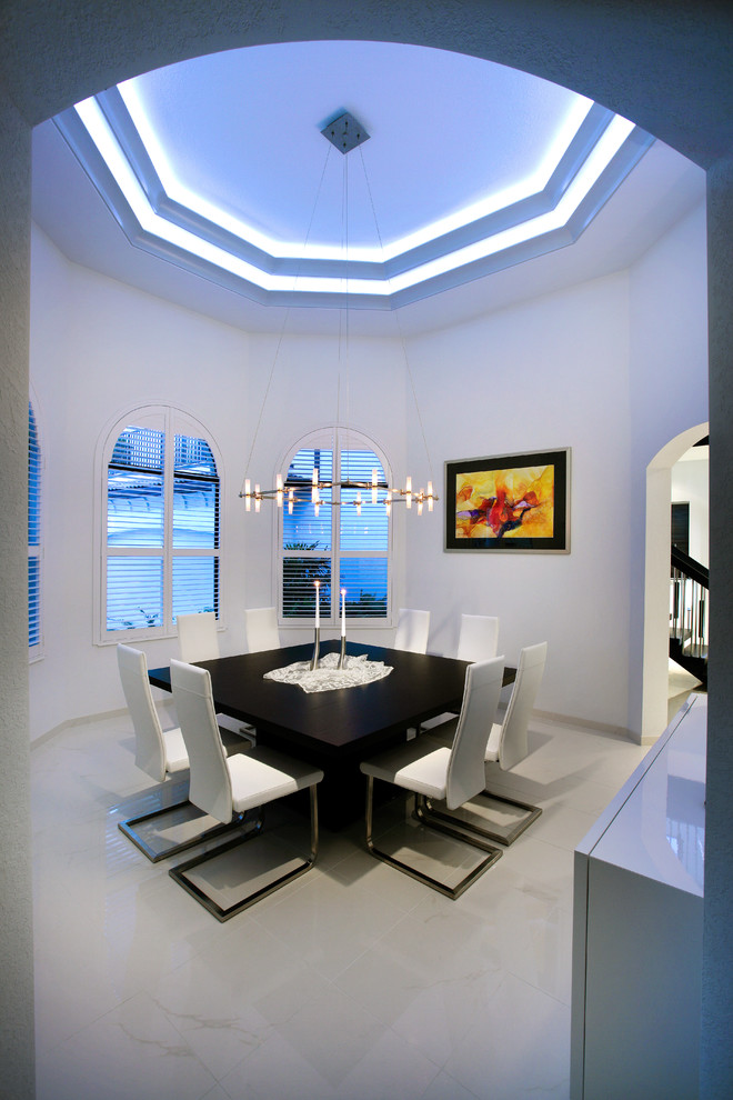 Geschlossenes, Mittelgroßes Modernes Esszimmer ohne Kamin mit weißer Wandfarbe, Keramikboden und weißem Boden in Miami