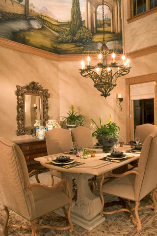 Esempio di una grande sala da pranzo mediterranea chiusa con pareti beige e moquette