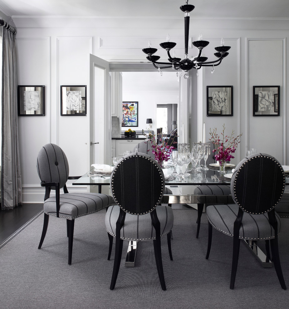 Esempio di una sala da pranzo aperta verso la cucina classica di medie dimensioni con pareti bianche, parquet scuro, pavimento marrone, soffitto ribassato e pannellatura