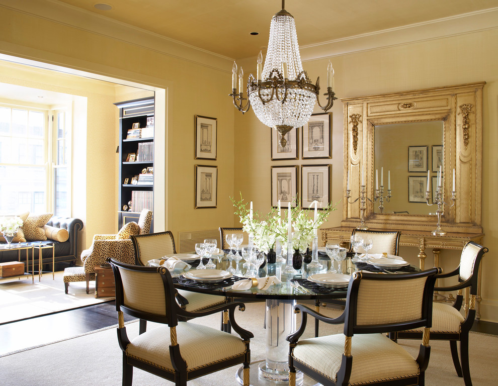 Immagine di una grande sala da pranzo aperta verso il soggiorno classica con pareti beige, parquet scuro, nessun camino, pavimento marrone e soffitto ribassato