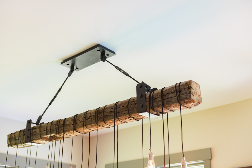 Diseño de comedor de cocina rural de tamaño medio sin chimenea con paredes beige, suelo de madera oscura y suelo marrón