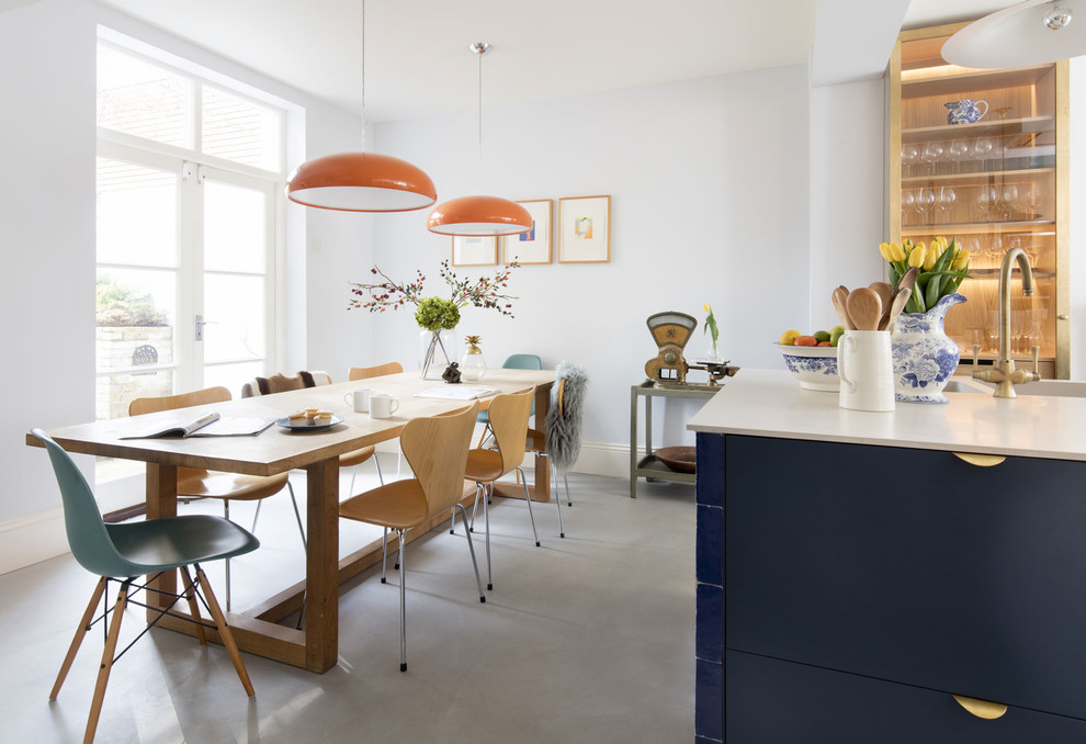 Свежая идея для дизайна: кухня-столовая в современном стиле с белыми стенами, бетонным полом и серым полом - отличное фото интерьера