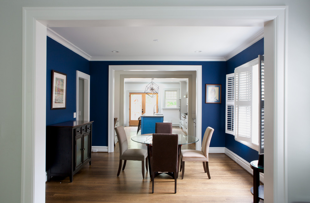 Идея дизайна: большая кухня-столовая в стиле неоклассика (современная классика) с синими стенами, светлым паркетным полом и коричневым полом