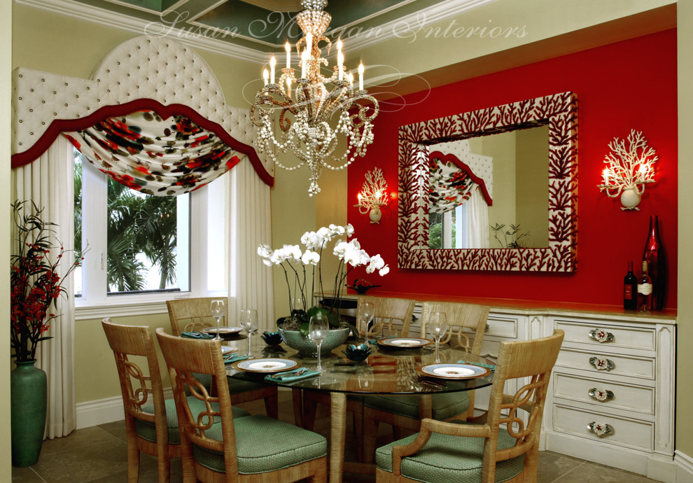 Foto di una sala da pranzo tropicale chiusa e di medie dimensioni con pareti rosse e pavimento in travertino