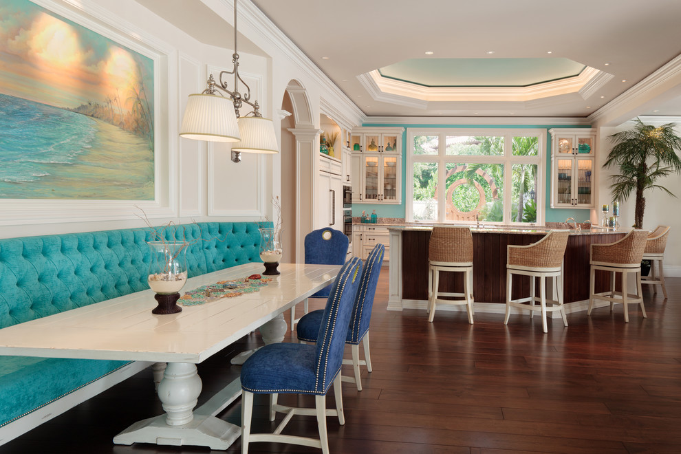 Ispirazione per una grande sala da pranzo aperta verso la cucina stile marinaro con pareti blu, pavimento in legno massello medio, nessun camino e pavimento marrone