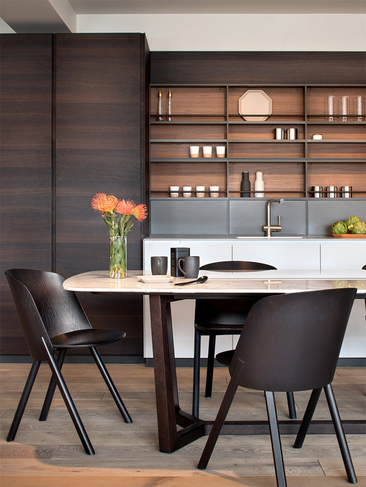 Immagine di una sala da pranzo minimal con pavimento in legno massello medio e pavimento marrone