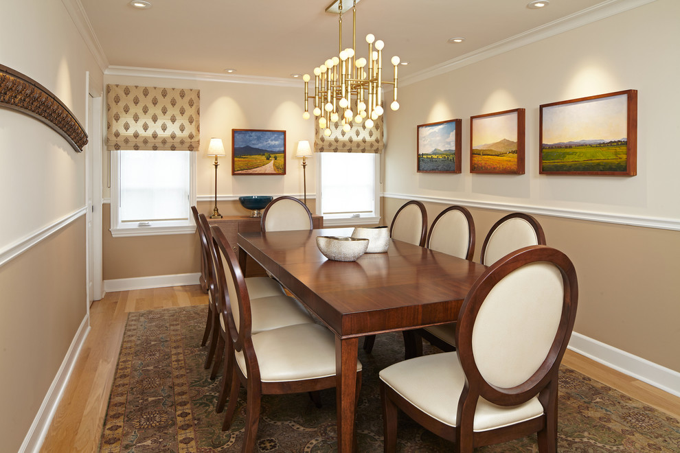 Idées déco pour une salle à manger contemporaine fermée et de taille moyenne avec un mur beige et un sol en bois brun.