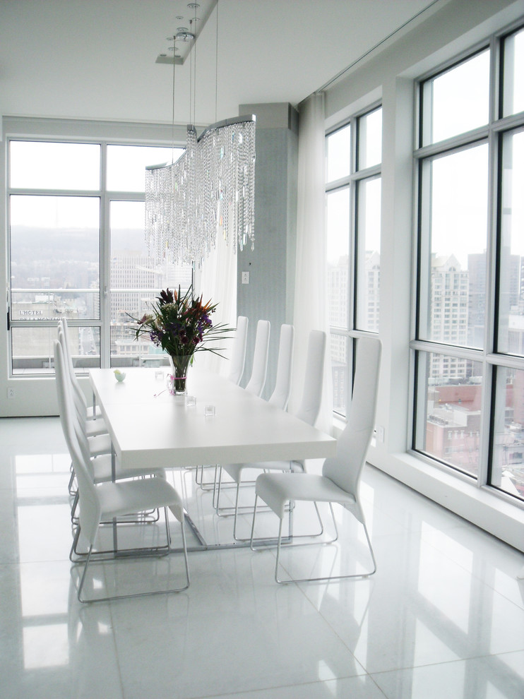 Aménagement d'une très grande salle à manger ouverte sur la cuisine contemporaine avec un mur blanc et un sol en marbre.