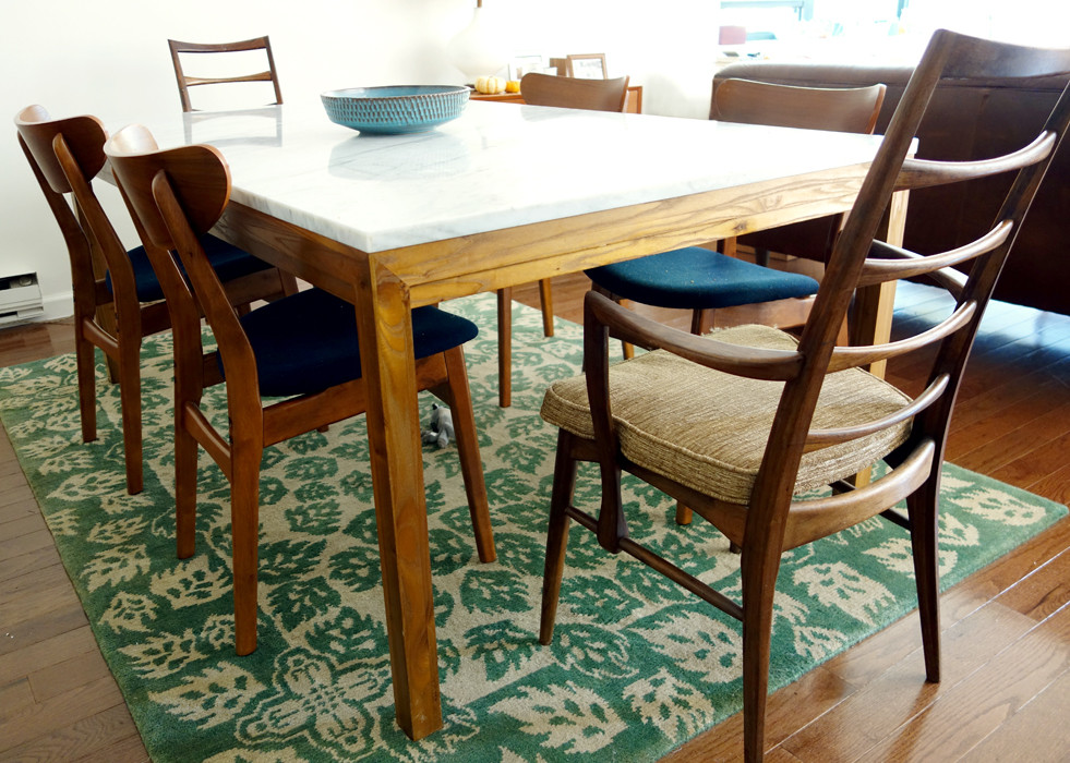 Ispirazione per una sala da pranzo aperta verso il soggiorno minimalista di medie dimensioni con pavimento in legno massello medio e pavimento marrone