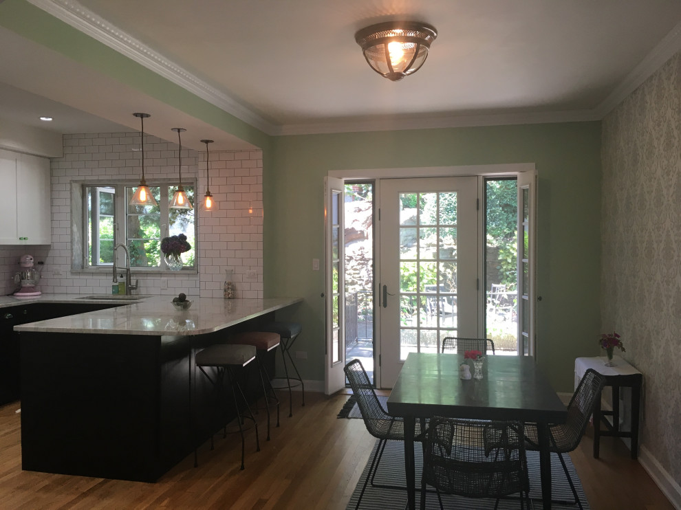 Exemple d'une salle à manger ouverte sur la cuisine tendance de taille moyenne avec un sol en bois brun et un sol marron.