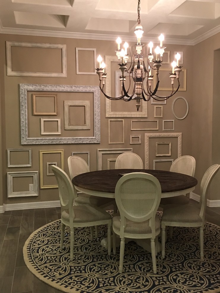 Offenes, Mittelgroßes Shabby-Chic Esszimmer mit beiger Wandfarbe und Porzellan-Bodenfliesen in Houston