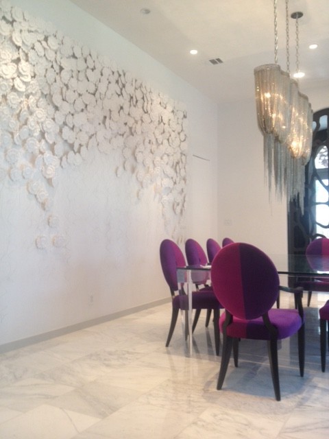 Foto di una grande sala da pranzo minimal chiusa con pareti bianche, pavimento in marmo e nessun camino