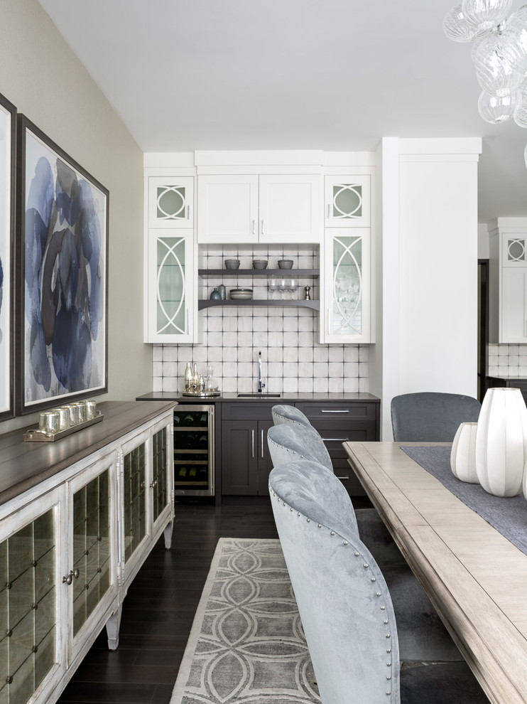 На фото: большая кухня-столовая в стиле неоклассика (современная классика) с белыми стенами, темным паркетным полом и серым полом без камина с