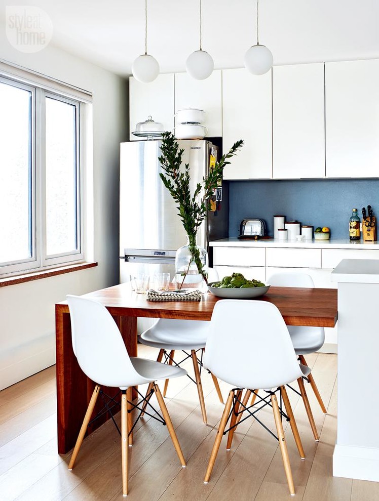Idee per una piccola sala da pranzo aperta verso la cucina minimal con pareti bianche