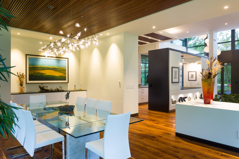 Idée de décoration pour une très grande salle à manger ouverte sur le salon design avec un mur blanc, un sol en bois brun et un sol marron.