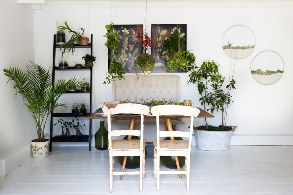 На фото: столовая в стиле фьюжн с белыми стенами и деревянным полом без камина с