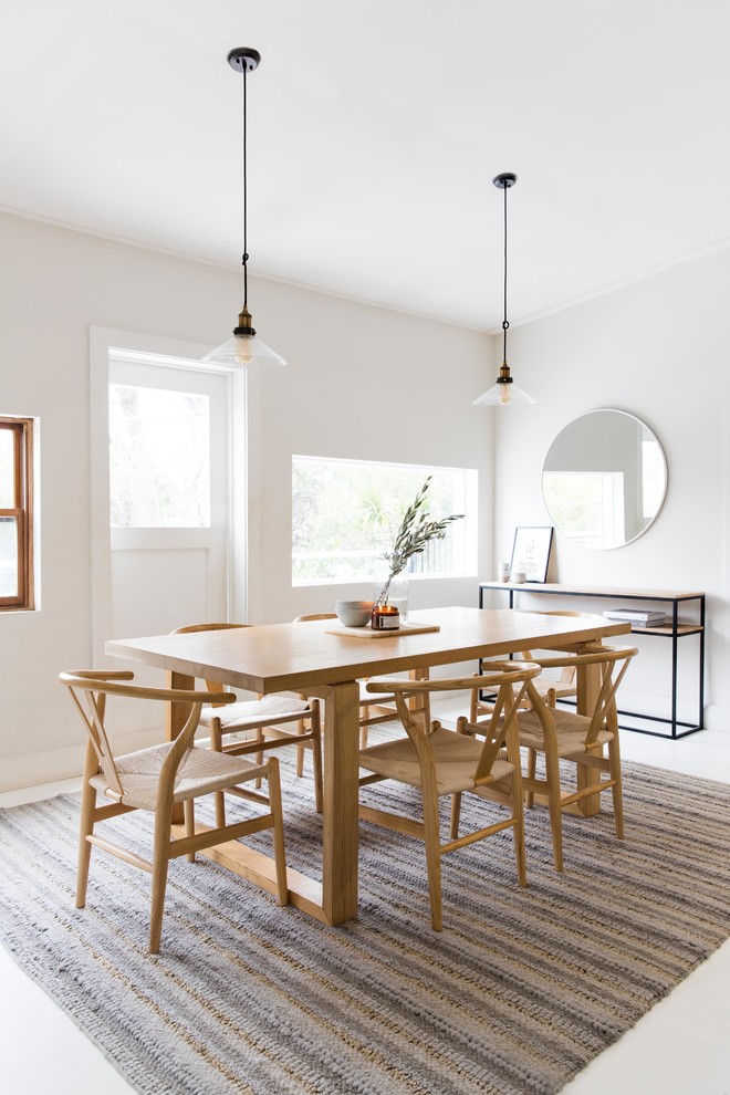 Стильный дизайн: столовая в скандинавском стиле с белыми стенами и белым полом - последний тренд
