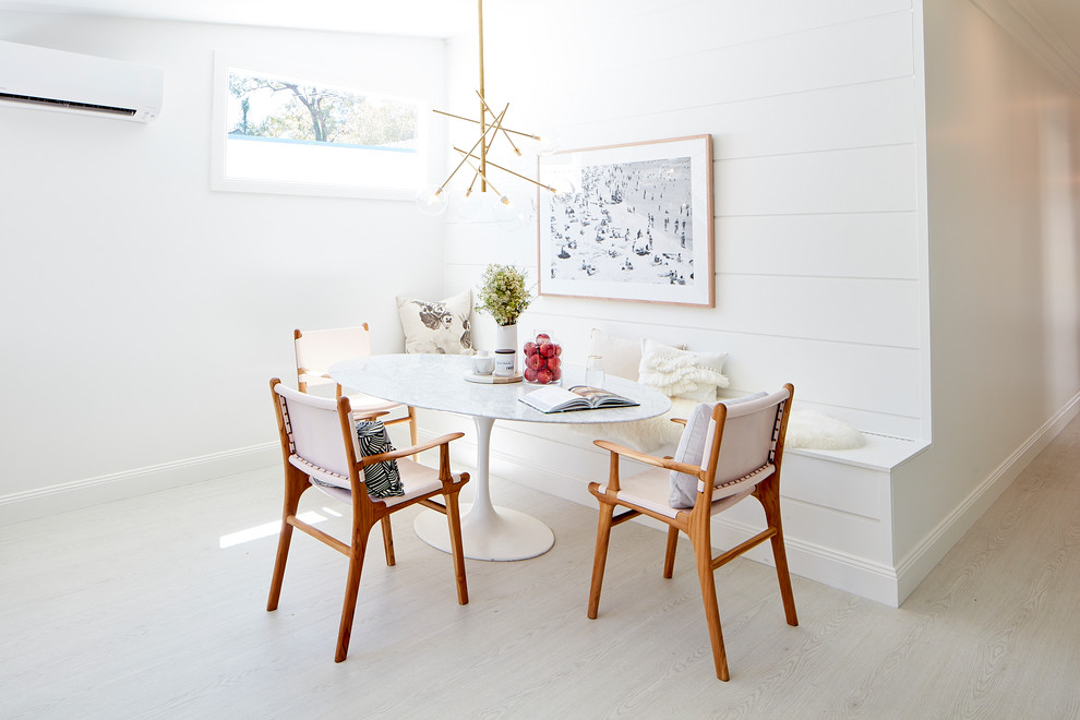 Источник вдохновения для домашнего уюта: кухня-столовая среднего размера в современном стиле с белыми стенами и светлым паркетным полом без камина